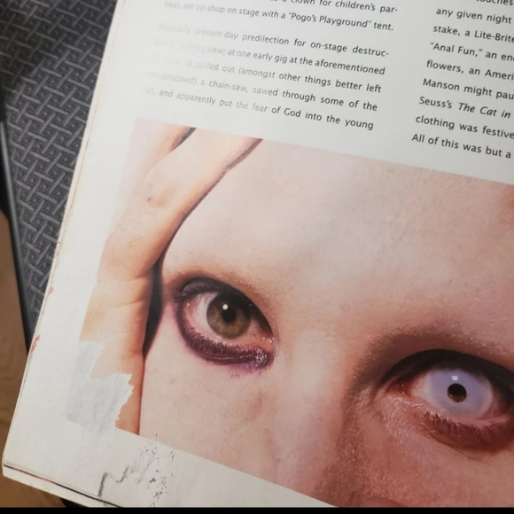 Marilyn Manson The Unauthorized Bio Large Book - Picture 4 of 5